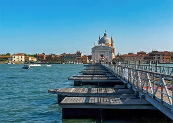 Das Fest des Redentore, des Erlösers in Venedig und seine Votivbrücke über den Giudecca-Kanal