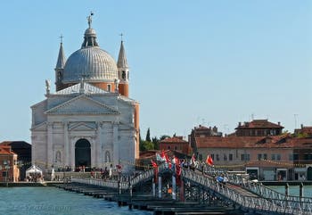 L'église du Redentore et son pont votif sur le canal de la Giudecca à Venise