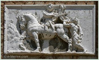 Skulptur, die Sankt Martin beim Zerschneiden seines Mantels in zwei Hälften darstellt. Campo de la Madona de l'Orto in Venedig