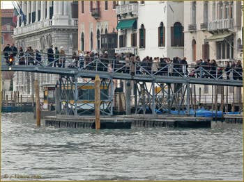 La Fête de la Madona de la Salute à Venise, le pont votif sur le grand canal
