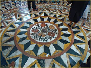 Le pavé mosaïque, au centre de la coupole de la Madona de la Salute à Venise