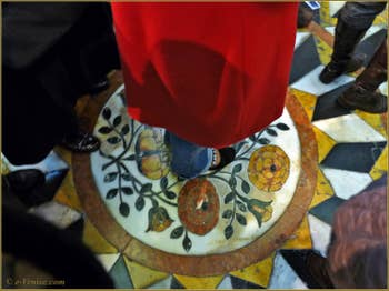 Communion et prière en se plaçant au centre de la mosaïque sacrée de l'église de la Madona de la Salute à Venise