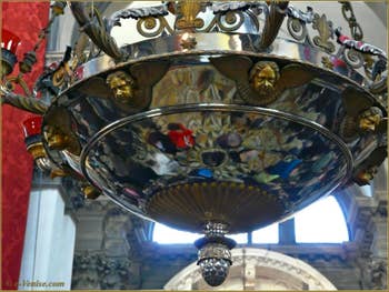 Détail du lustre qui se trouve au centre de la coupole de l'église de la Madona de la Salute à Venise