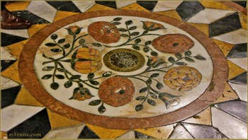 La très belle mosaïque de marbres de couleurs de l'église de la Madona de la Salute à Venise