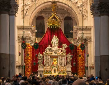 Le maître autel de l'église de la Salute pendant la cérémonie religieuse de la fête de la Madona de la Salute à Venise