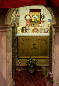 Ex-voto et offrandes derrière l'autel et l'icone de la Vierge noire à l'église de la Madonna de la Salute à Venise
