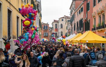 Ballons et friandises pour les petits Véntiens lors de la fête de la Madonna della Salute à Venise