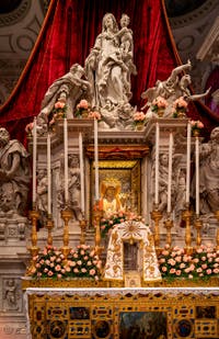 L'icône de la Vierge noire au-dessus du maître autel dans l'église de la Madonna de la Salute à Venise