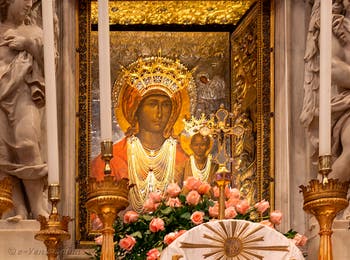 L'icône de la Vierge noire au-dessus du maître autel dans l'église de la Madonna de la Salute à Venise