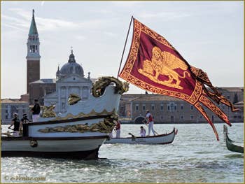 La fête de la Sensa à Venise, le Gonfalone, le drapeau de Saint-Marc sur la Serenissima devant le Campanile de San Giorgio Maggiore