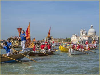 La fête de la Sensa à Venise sur le bassin de Saint-Marc devant la Dogana da Mar et l'église de la Salute