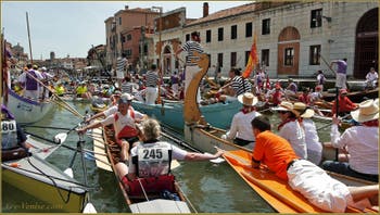 Die Vogalonga im Cannaregio-Kanal in Venedig.