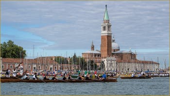 Die Vogalonga auf dem Markusbecken, vor dem Kampanile von San Giorgio in Venedig