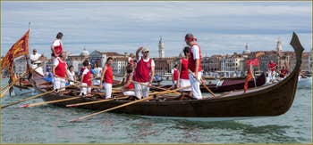 Vogalonga Venise : Le gondolone à 10 rameurs de la Remiera Francescana