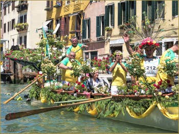 Vogalonga Venise : La Caorlina fleurie de la Remiera Cavallino sur le Canal de Cannaregio