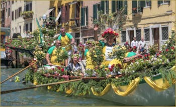 Vogalonga Venise : La Caorlina fleurie de la Remiera Cavallino sur le Canal de Cannaregio