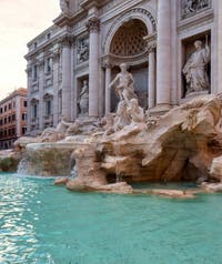 La fontaine de Trevi à Rome en Italie avec les statues de l'Abondance, de la Santé et de Neptune sur son char marin avec les chevaux ailés et les Tritons