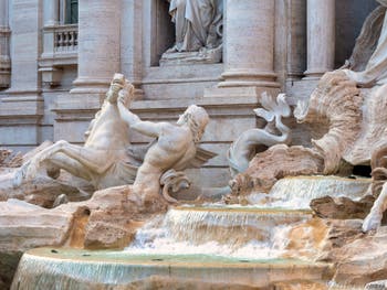 La fontaine de Trevi à Rome avec l'un des chevaux ailés, le plus nerveux, et le Triton qui essaie de le tenir