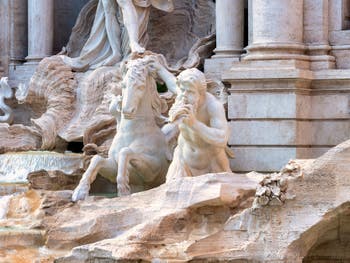 La fontaine de Trevi à Rome avec l'un des chevaux ailés, le plus calme, et son Triton