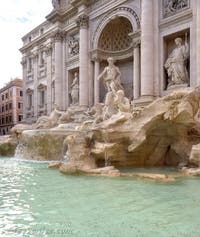 La fontaine de Trevi à Rome en Italie avec les statues de l'Abondance, de la Santé et de Neptune sur son char marin avec les chevaux ailés et les Tritons