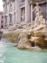 La fontaine de Trevi à Rome en Italie avec Neptune roi de l'Océan et les chevaux marins