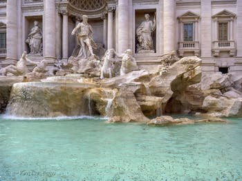 La fontaine de Trevi à Rome en Italie avec les statues de l'Abondance et de la Santé encadrant Neptune, roi de l'océan perché sur son char en forme de coquille tiré par les chevaux marins ailés et les Tritons