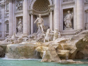 La fontaine de Trevi à Rome en Italie avec les statues de l'Abondance et de la Santé de chaque côté de Neptune le roi de l'océan sur son char tiré par les chevaux marins ailés accompagnés des Tritons