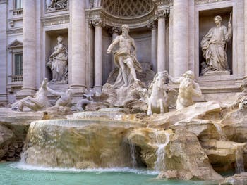 La fontaine de Trevi à Rome en Italie avec les statues de l'Abondance, de la Santé et de Neptune avec les chevaux ailés et les Tritons