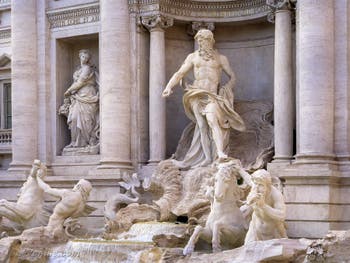 La fontaine de Trevi à Rome en Italie avec la statue de l'Abondance et Neptune, roi de l'océan perché sur son char en forme de coquille tiré par les chevaux marins ailés et les Tritons