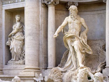 La fontaine de Trevi à Rome en Italie avec la statue de l'Abondance et celle de Neptune, roi de l'océan
