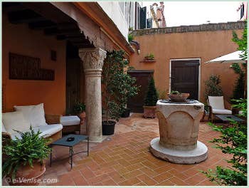 La jolie cour de l'hôtel Casa Verardo et son puits