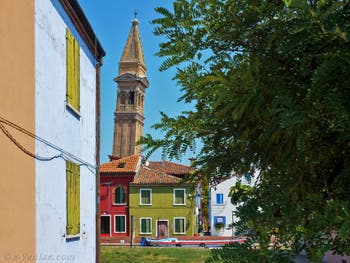 Campanile penché de l'église San Martino Vescovo sur l'île de Burano à Venise 