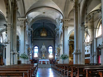 Nef de l'église Duomo San Martino Vescovo, evêque de Tours, sur l'île de Burano à Venise