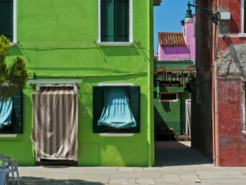 Vert pomme et rose fuschia, les couleurs de l'île de Burano à Venise