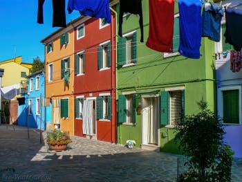 Maisons et lessive de toutes les couleurs sur l'île de Burano à Venise