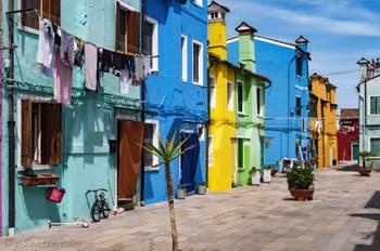 Les couleurs et l'art de rue des maisons de l'île de Burano à Venise