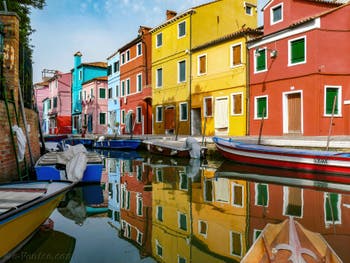 Reflets et couleurs des maisons de Burano sur le Rio et le long de la Fondamenta Terranova à Burano à Venise