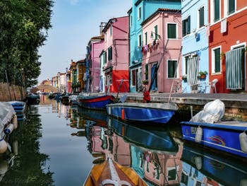 Les couleurs des reflets et des maisons du Rio et de la Fondamenta de Terranova sur l'île de Burano à Venise