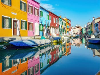 Reflets et couleurs des maisons de l'île de Burano à Venise, sur le Rio et le long de la Fondamenta San Mauro Cavanella