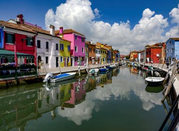 Farben und Reflexionen auf dem Rio de la Giudecca und der Fondamenta Pescheria auf der Insel Burano in Venedig