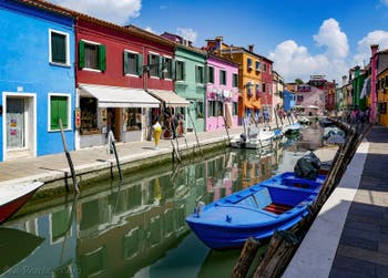 Les reflets du Rio San Mauro Cavanella sur l'île de Burano à Venise