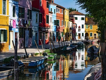 Couleurs et reflets sur l'île de Burano à Venise, sur le Rio et la Fondamenta de Terranova