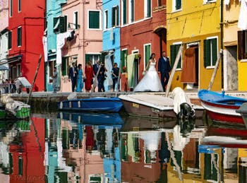 Couple de jeunes mariés sur la Fondamenta de Terranova dans les couleurs de l'île de Burano à Venise