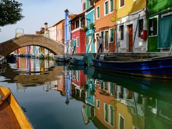 Les couleurs des reflets du Rio de Terranova sur l'île de Burano à Venise