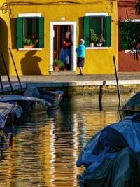 La vie tranquille des habitants de l'île de Burano à Venise, couleurs et reflets sur le Rio et la Fondamenta Terranova