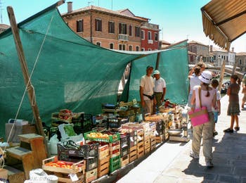 Le bateau de vente de fruits et légumes du Rio dei Vetrai sur l'île de Murano à Venise