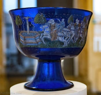 Coupe nuptiale, de mariage, d'Angelo Barovier, dernier quart du XVe siècle en verre bleu émaillé avec des émaux polychromes et or fondu, musée du verre de Murano à Venise