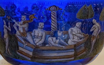 Coupe de mariage d'Angelo Barovier, dernier quart du XVe siècle en verre bleu émaillé avec des émaux polychromes et or fondu, musée du verre de Murano à Venise