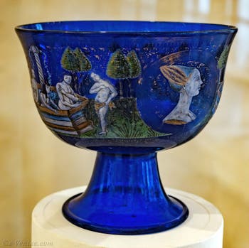 Coupe de mariage d'Angelo Barovier, dernier quart du XVe siècle en verre bleu émaillé avec des émaux polychromes et or fondu, musée du verre de Murano à Venise