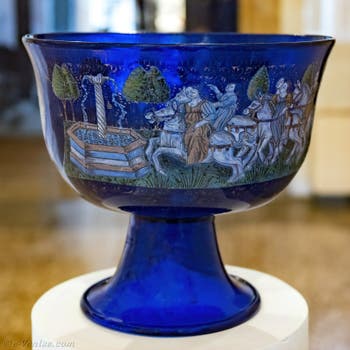 Coupe nuptiale d'Angelo Barovier, dernier quart du XVe siècle en verre bleu émaillé avec des émaux polychromes et or fondu, musée du verre de Murano à Venise